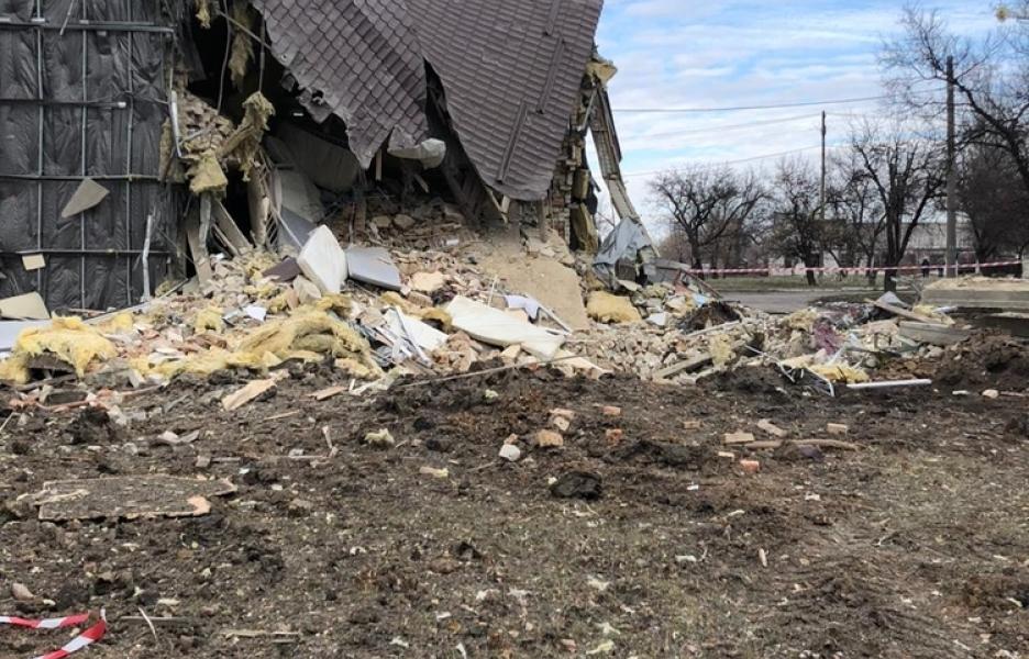 Hospital en Selydove dañado por impactos de misil