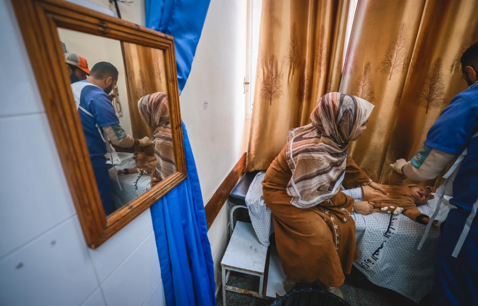 Un miembro de MSF atiende a una bebé en el Hospital de los Mártires, al sur de Gaza.