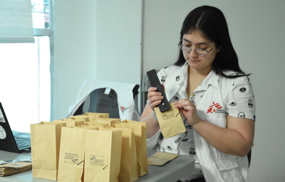 Preparando entregas en una clínica que brinda atención médica a personas LGBTIQ y trabajadores sexuales en Honduras.