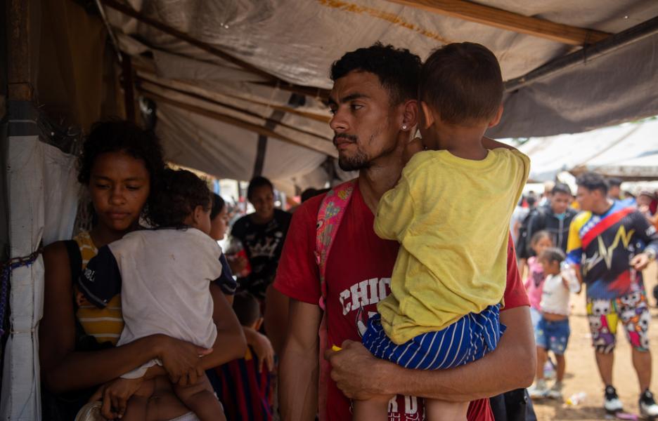 Keiber Bastidas y su familia (testimonio disponible) esperan en la sala de MSF para ser atendidos.
