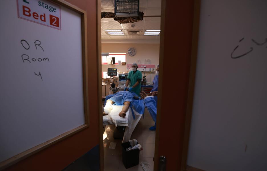 Amir Jibril Abu Al Ata se somete a una operación de pie. Hospital Al Aqsa. 29 de noviembre de 2023, Gaza.
