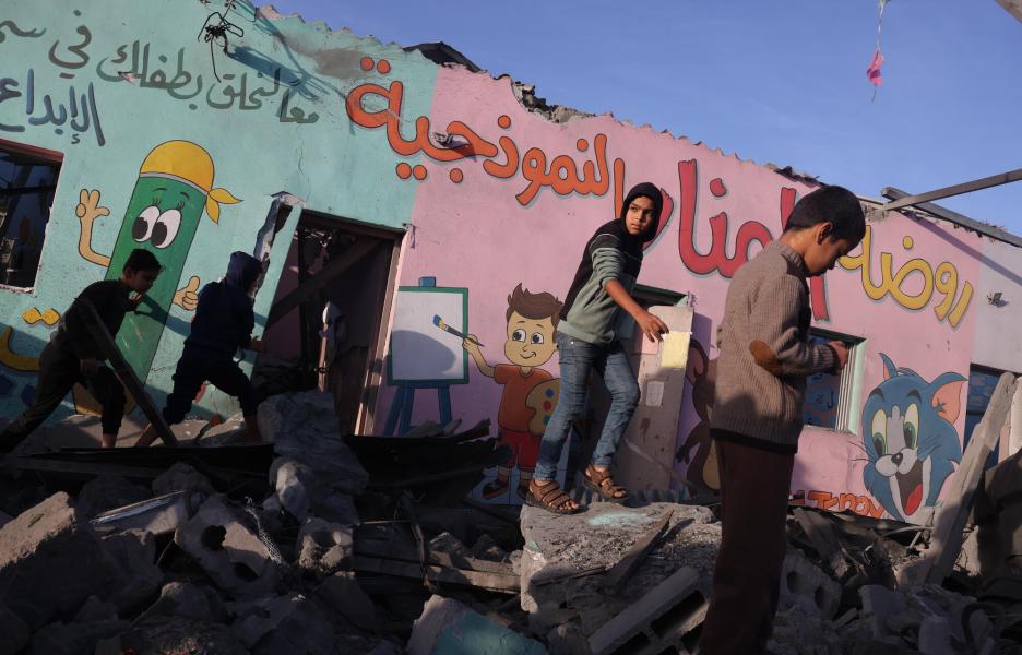 Unos niños caminan entre los escombros de un edificio destruido tras ser alcanzado por un ataque aéreo israelí.