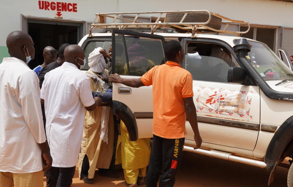 El equipo de MSF evacua a un paciente de urgencia al hospital regional de Mopti.