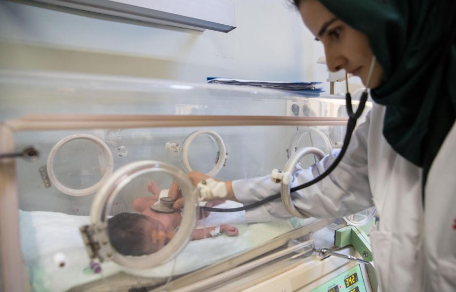 La bebé Marhaba en la sala de prematuros del hospital.