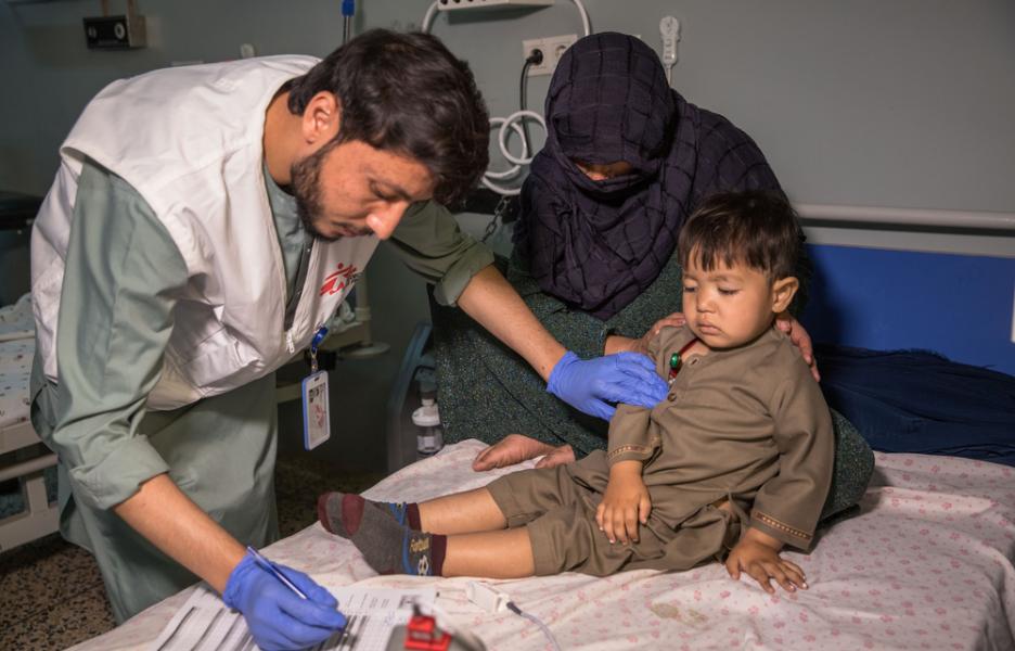 El pequeño Abdullah en la sala de urgencias del hospital