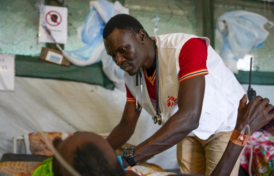 El doctor Isaac Batali examina a un paciente en el departamento de hospitalización del hospital de MSF en Lankien.