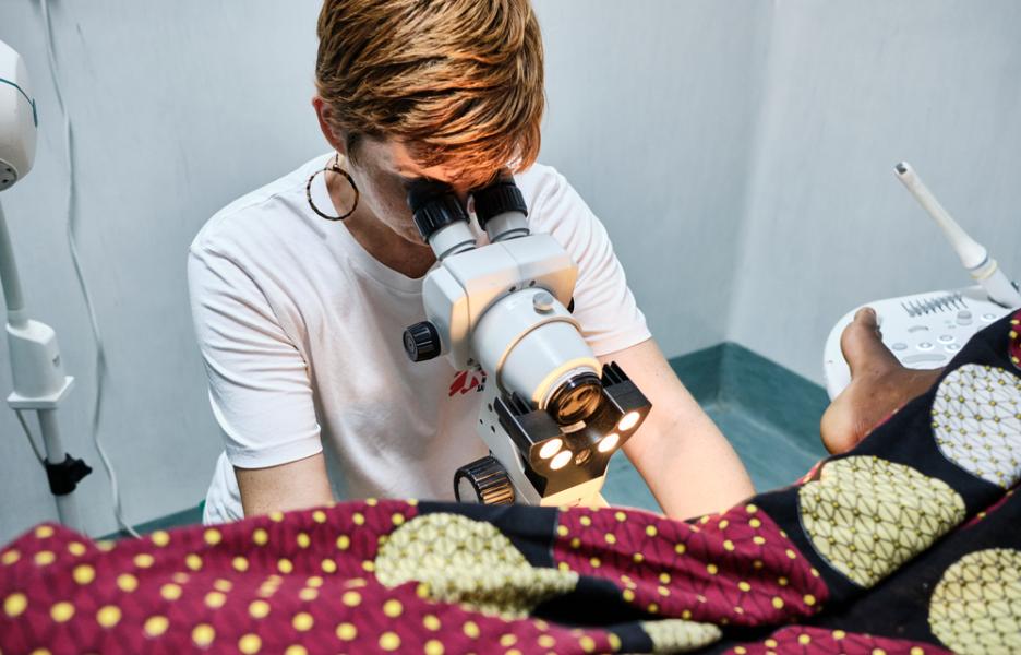 Ute Schilling, ginecóloga y especialista en obstetricia de MSF, durante una colposcopia realizada en una consulta médica a una paciente con sospecha de cáncer de cuello uterino.