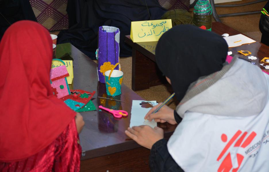 Una de nuestras consejeras facilita actividades recreativas. Al Hol, Siria.