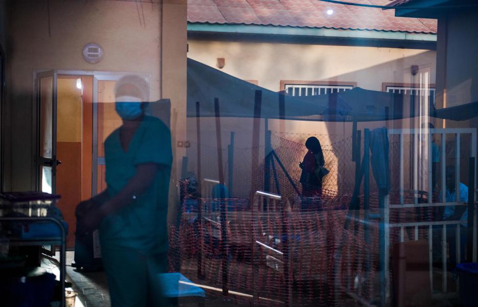 Una enfermera camina entre los pacientes del Centro de Tratamiento Epidemiológico de Siguiri, durante el peor brote de difteria del país en 30 años