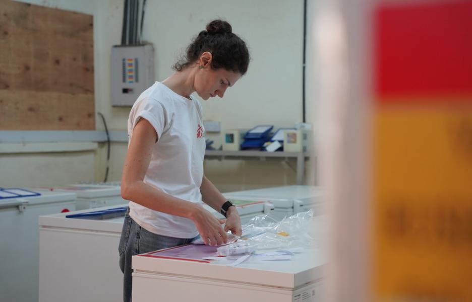 La coordinadora de suministros de MSF, Viktoria Gryk, comprueba los documentos que acompañan a las cajas que contienen vacunas contra la hepatitis E en la cámara frigorífica de MSF en Juba. Las vacunas se están preparando para su transporte aéreo al condado de Fangak, en el estado de Jonglei.