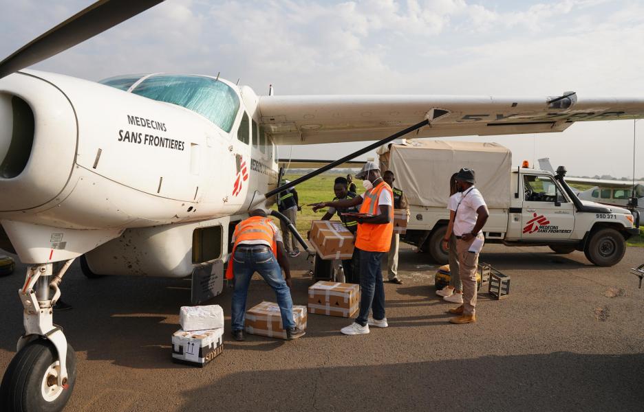 Nuestro personal carga cajas con vacunas contra la hepatitis E en un avión de MSF en el aeropuerto internacional de Juba.