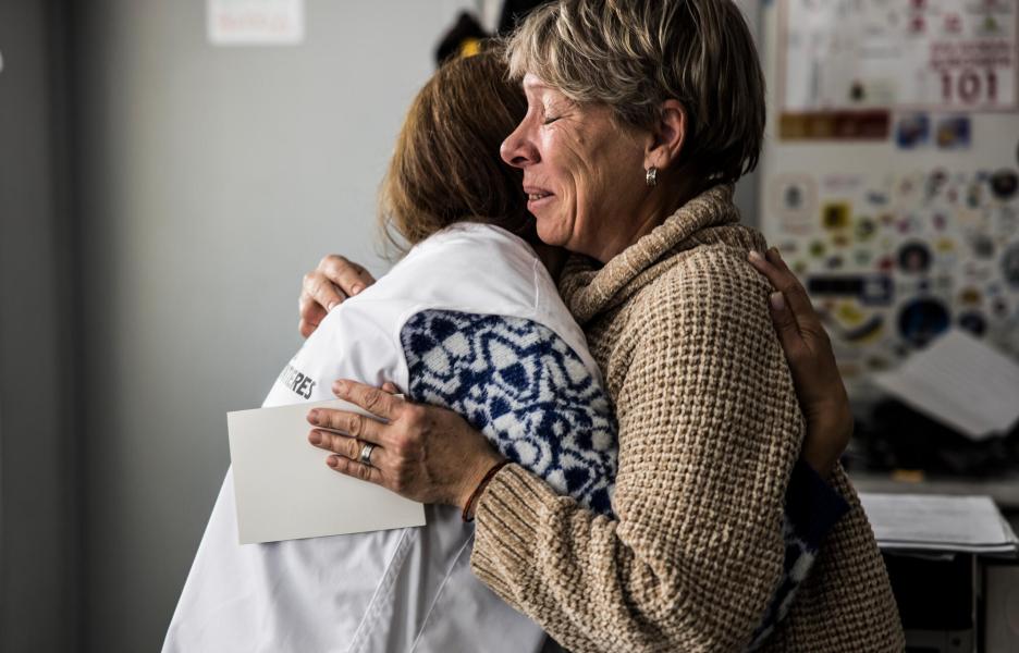 Vika, psicóloga de MSF, abraza a Antonina.