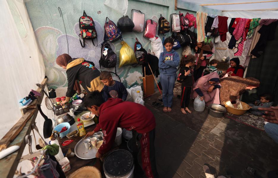 Familias viviendo hacinadas en tiendas de campaña en el sur de Gaza.