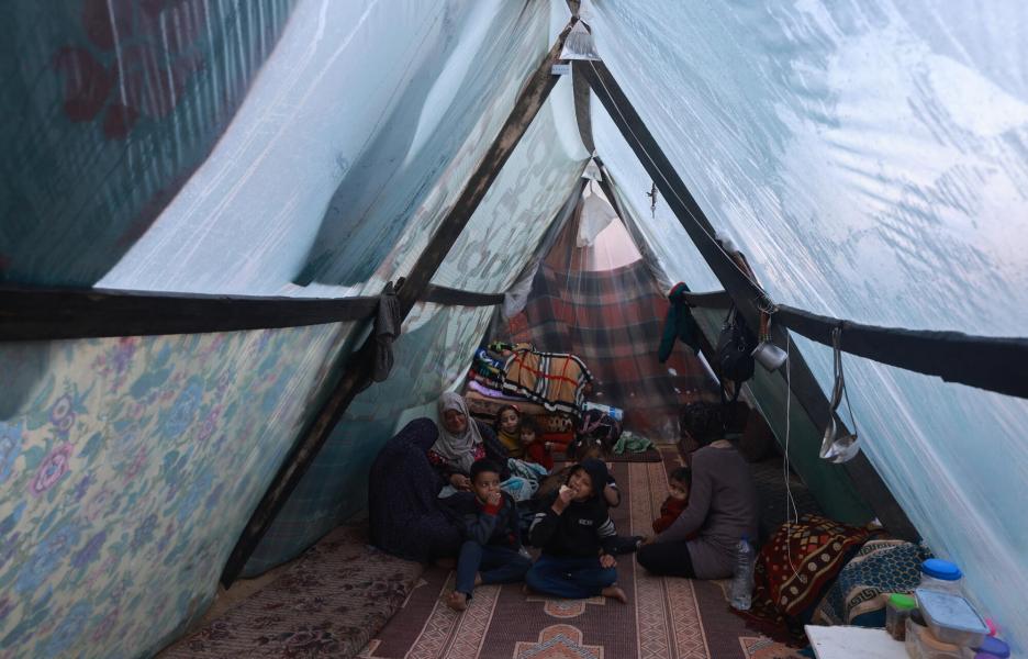 Una familia palestina desplazada en el interior de su tienda de campaña en el barrio de Al-Shaboura de la ciudad de Rafah, en el sur de Gaza.