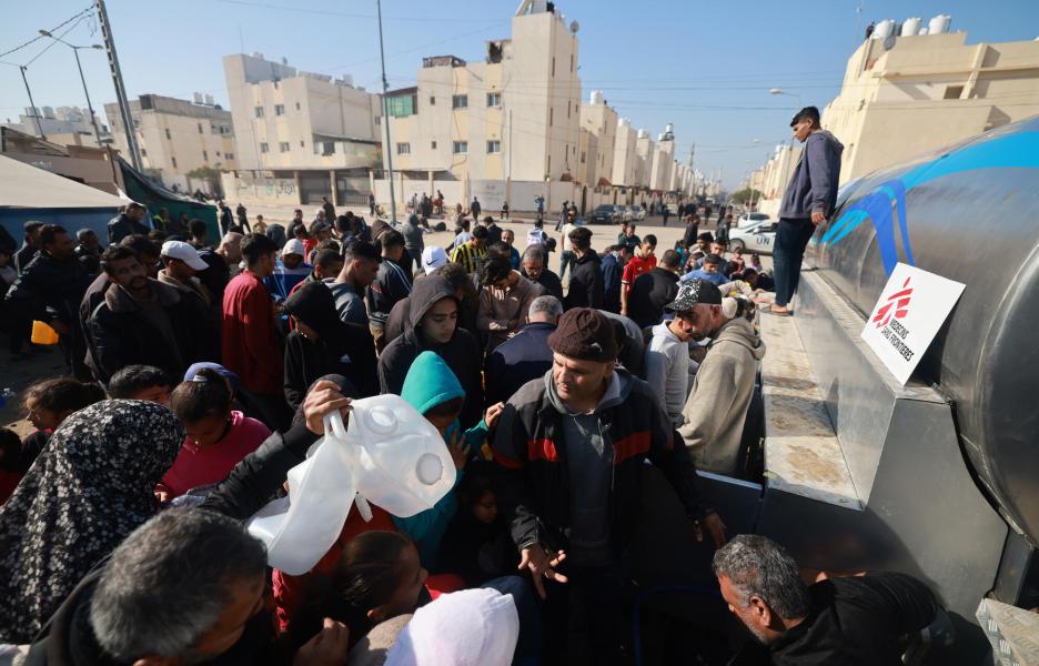 Un grupo de palestinos desplazados recibe agua de un camión de MSF en el barrio saudí de Rafah, al sur de Gaza.
