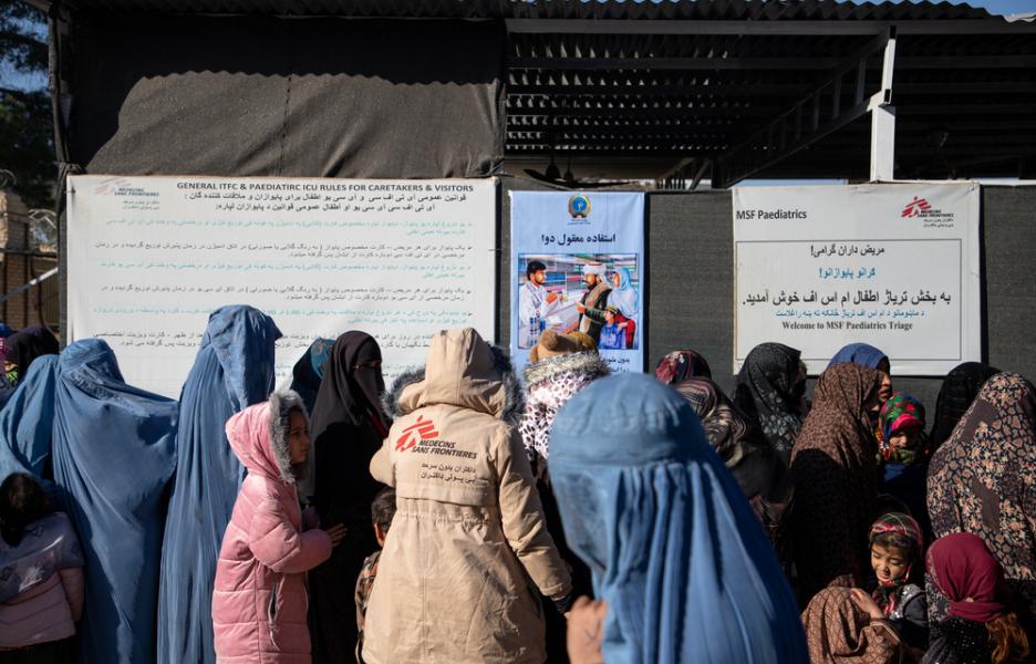 Cola para acceder a cuidados pediátricos en el hospital de Herat.