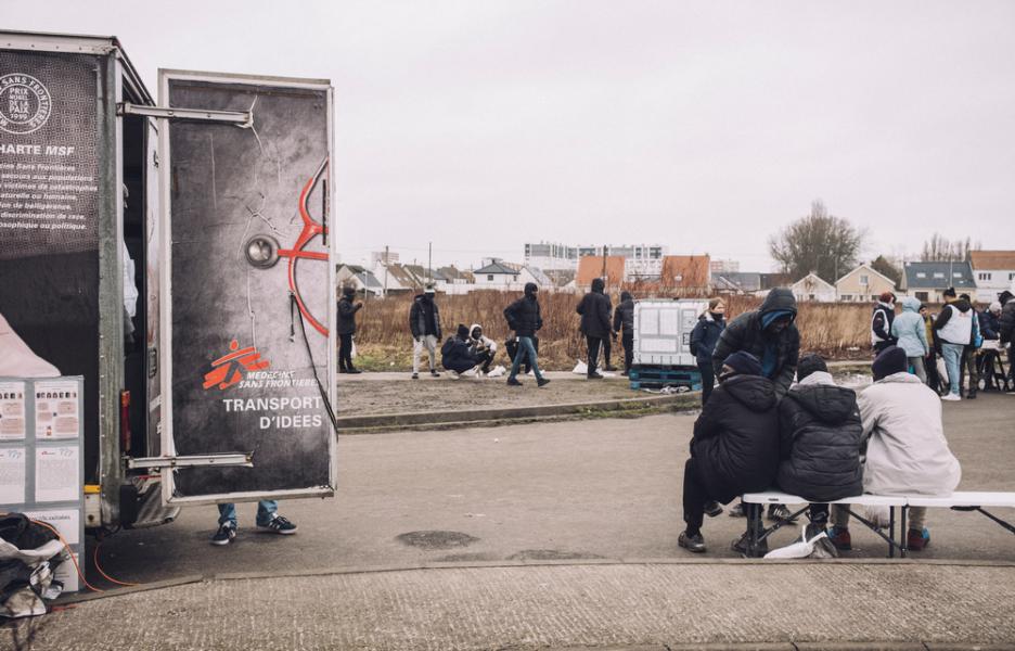 Personas migrantes esperan una consulta en la clínica móvil de MSF. Calais, enero de 2024