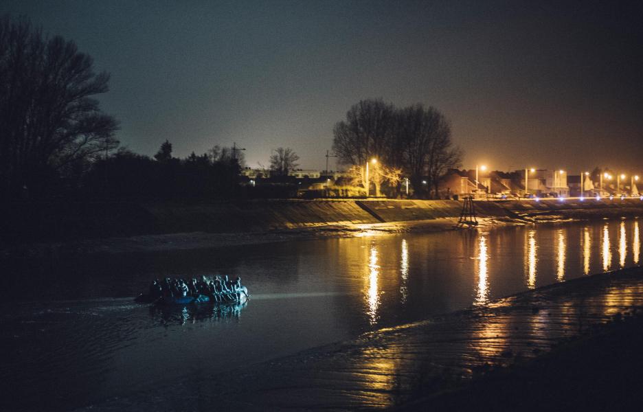 Un bote de goma sale de las costas francesas hacia Inglaterra