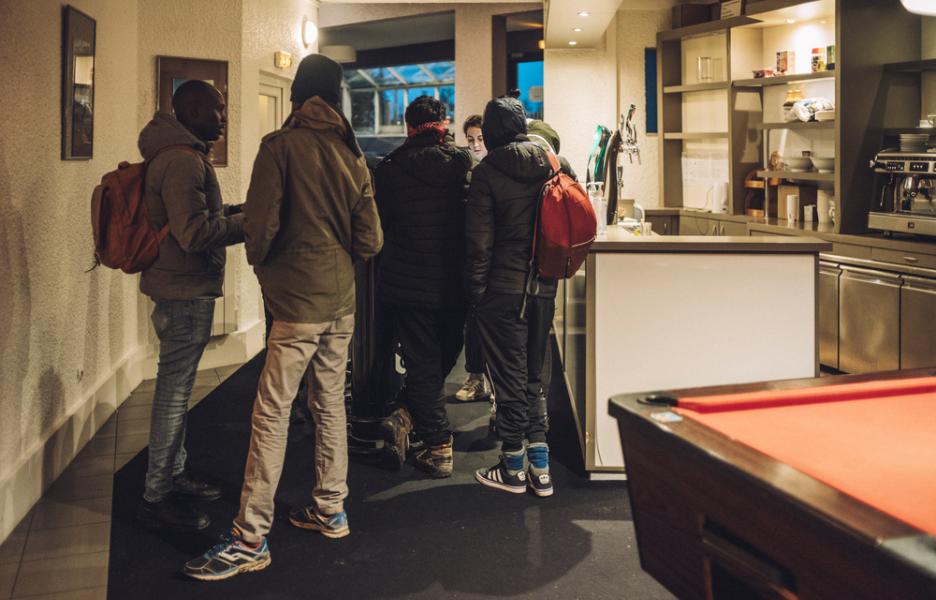 Niños migrantes no acompañados albergados por MSF en un hotel de Calais