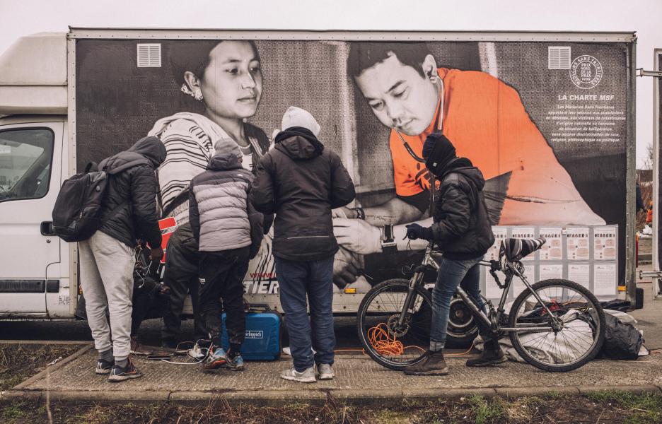 Personas migrantes esperan consulta en la clínica móvil de MSF