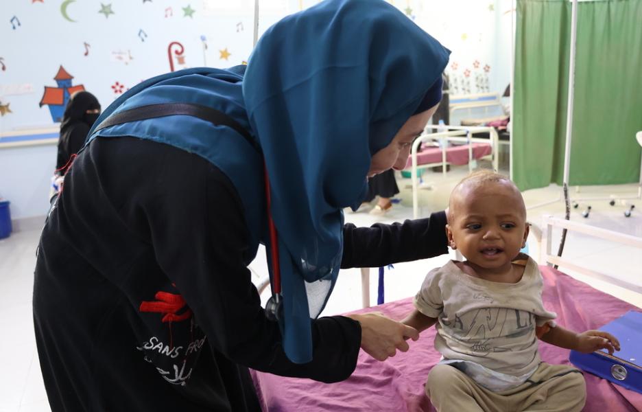 Servicios pediátricos en el hospital materno-infantil Al-Qanauis