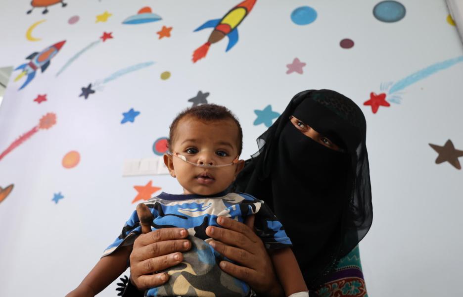 Ahmed, de 6 meses, con su madre en el hospital materno-infantil de MSF en Al-Qanauis.