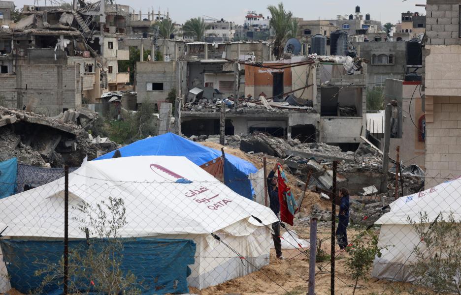 Campamento de personas desplazadas junto al hospital de campaña indonesio de Rafah.