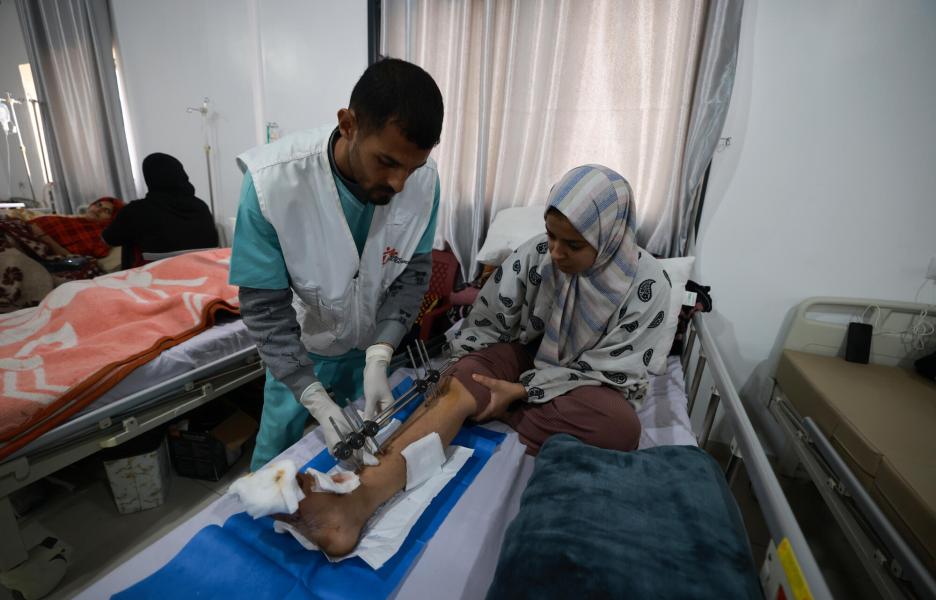 Consulta de seguimiento en el hospital de campaña indonesio de Rafah.