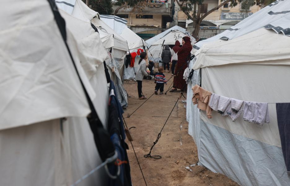 Campo de personas desplazadas alrededor del Hospital de campaña indonesio de Rafah.