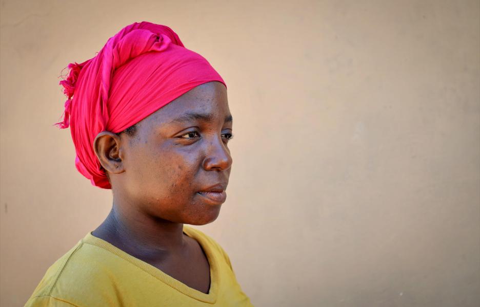 Ernestina Jeremias, comadrona de 32 años, fue desplazada en febrero de Chai y actualmente se encuentra en la aldea de Macomia.