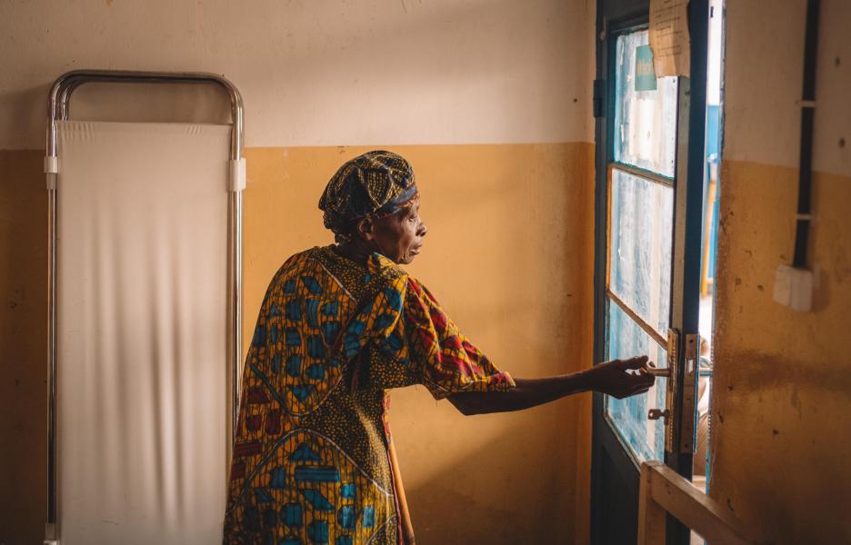 Jeanne Nyirarwango, de 64 años, sale de una consulta en el centro de salud de Kanyaruchinya
