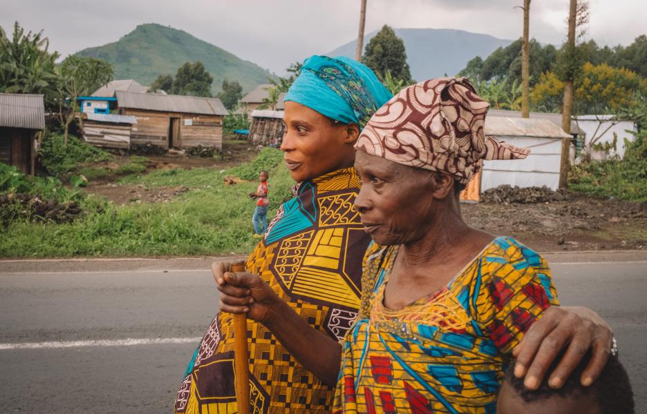 Jeanne y Aimée caminan por una calle de Kibati. Kivu del Norte, RDC.