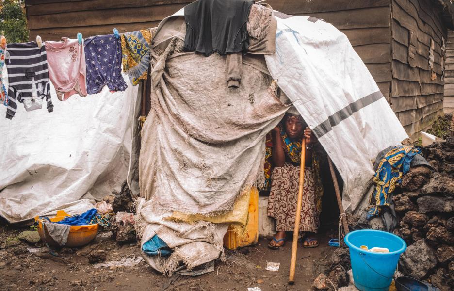 Jeanne Nyirarwango en su refugio del centro de desplazados de Kanyaruchinya.