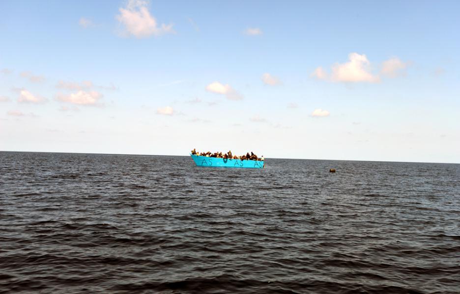 Barca de madera cuyas personas a bordo fueron rescatadas el 13 de marzo de 2024.