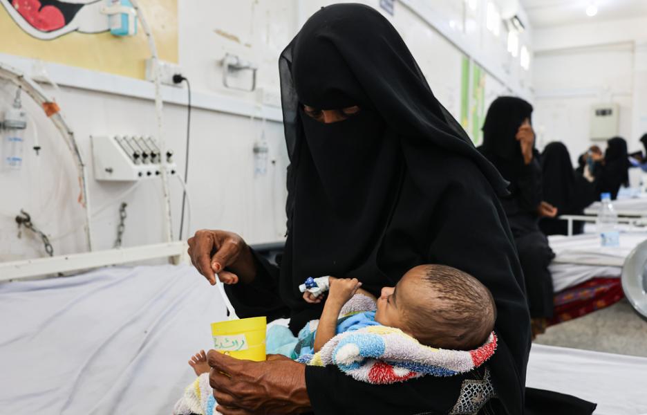 Amani alimenta a su hijo Raed, de tres meses, en el centro de alimentación terapéutica para pacientes hospitalizados de MSF en el hospital general de Abs.
