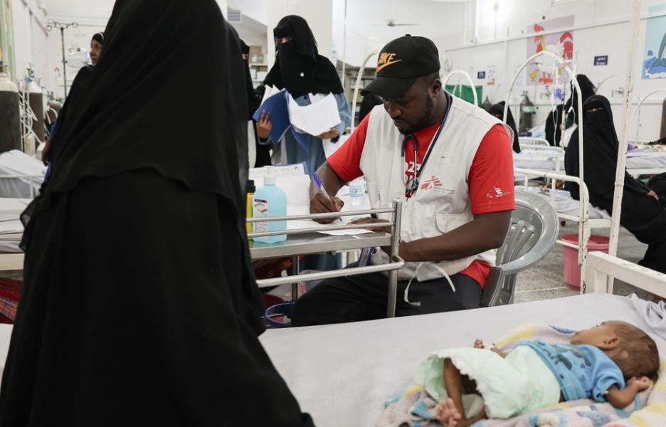 Bukar Galtimari, médico de MSF, actualiza la historia clínica de un bebé ingresado en el centro de alimentación terapéutica del hospital de Abs.