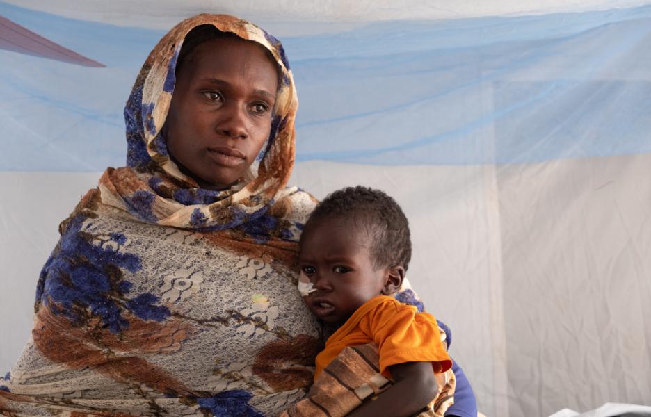 El hijo de Nour Alsham Ahmed Askari sufre desnutrición. Hospital de Metche, este de Chad.