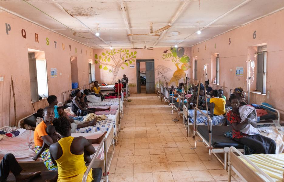 Sala de hospitalización del hospital general de Yambio, Sudán del Sur.
