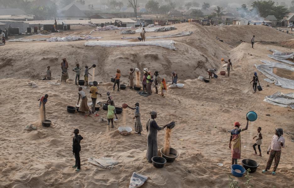 Varias personas trabajan en un molino de arroz situado a la entrada de la ciudad de Makurdi.