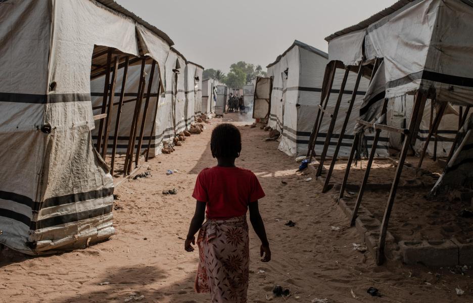 Un callejón abandonado en el campamento de Mbawa. 