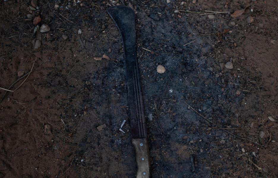 Un machete en el suelo en el campamento de Mbawa.