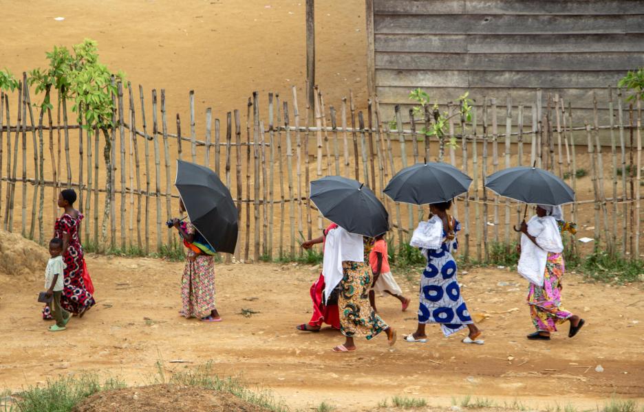Mujeres y niños se dirigen al hospital de Walikale, en Kivu Norte.