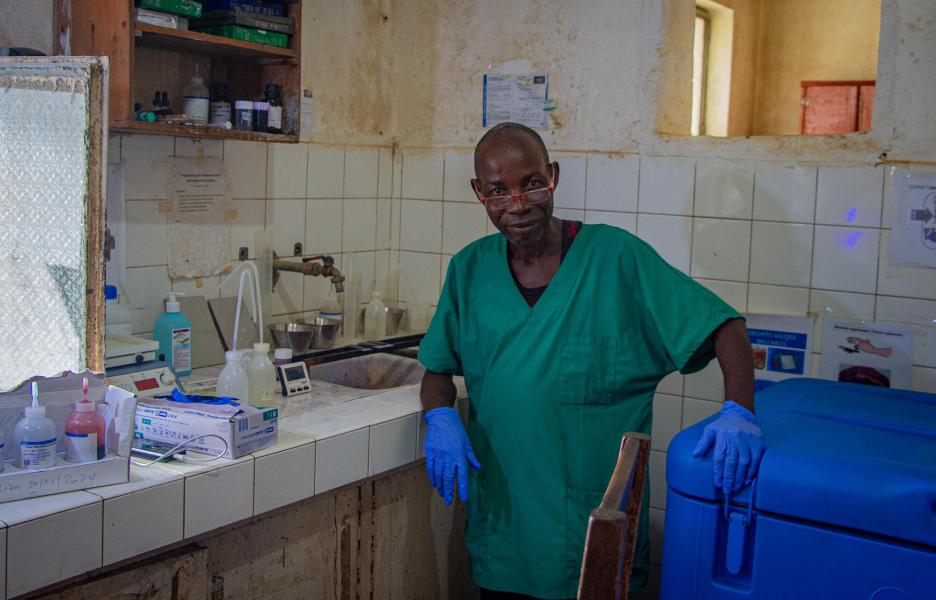 Christophe, técnico de laboratorio en el hospital de Walikale.