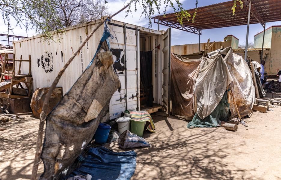 Aissa, de 50 años, con su familia refugiada en una estación de bomberos abandonada y saqueada, en Zalingei.