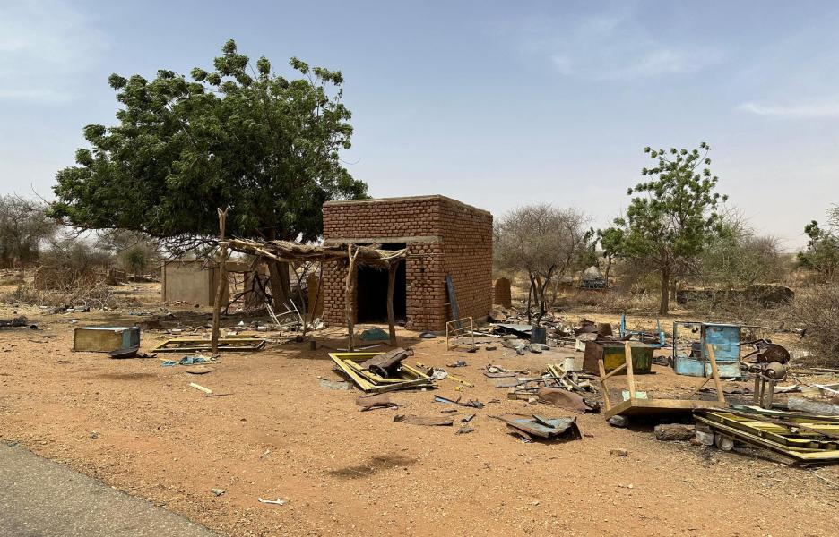 Viviendas saqueadas y dañadas en el estado de Darfur Central. 