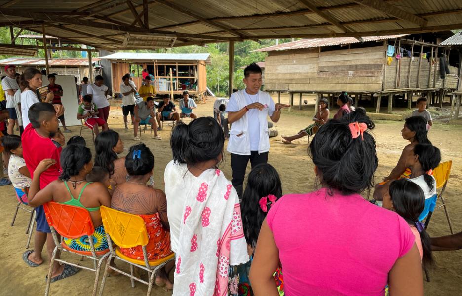 Los mediadores comunitarios, como Yasmiro Mejía, son intérpretes entre los pobladores indígenas y el equipo MSF 