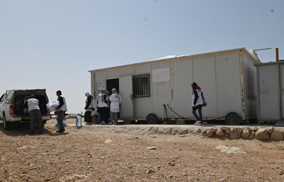 Una clínica móvil de MSF en al Almajaz, en Masafer Yatta, donde MSF brindamos servicios de atención primaria y salud mental. 