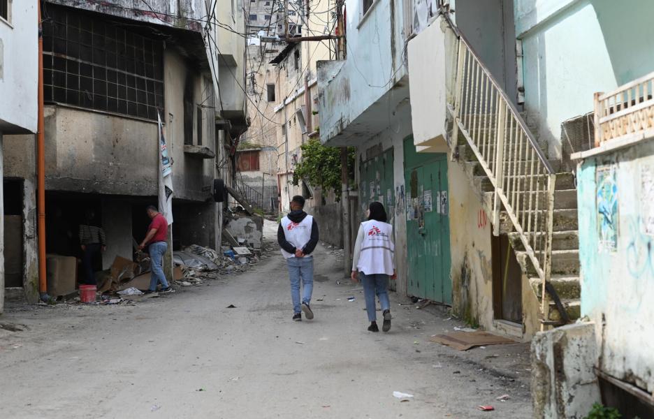 Un equipo de MSF camina por las calles del campo de refugiados de Yenín, al norte de Cisjordania.
