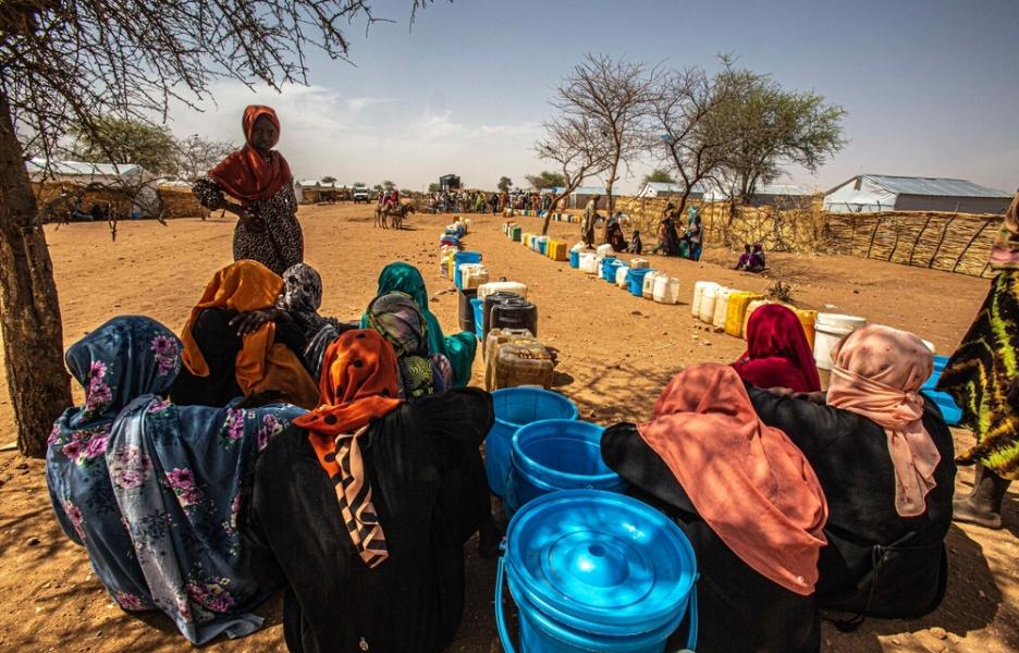 Mujeres haciendo cola en un punto de distribución de agua en el campo de Alacha, al este de Chad.