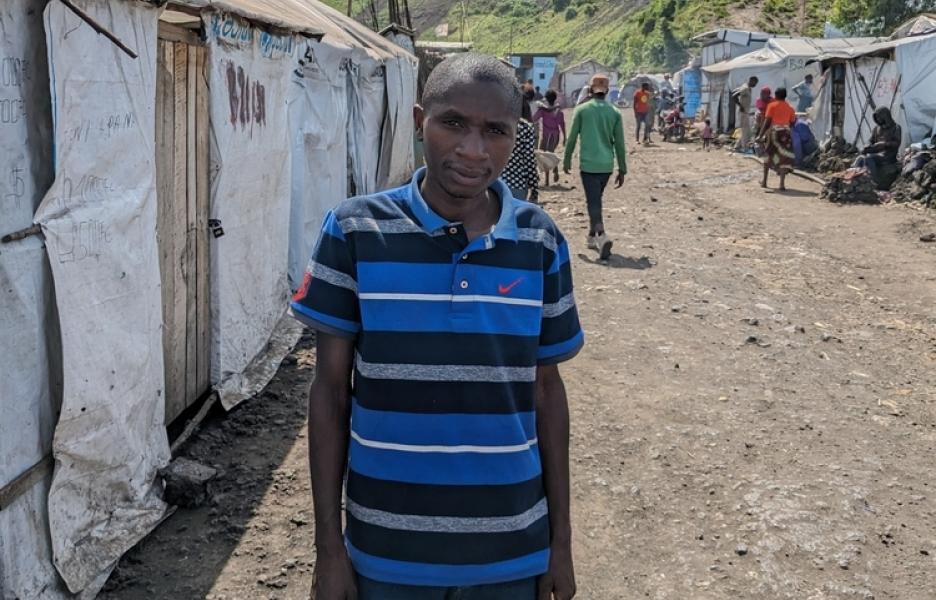 Olivier, delante de su refugio, a pocos metros de la clínica de MSF en el campo de personas desplazadas de Shabindu.